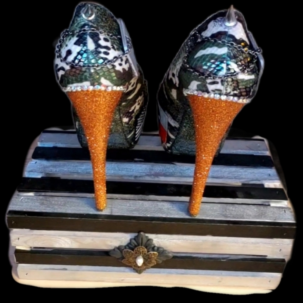 Custom designed "Military Pinup" heels - Picture 5 of 6